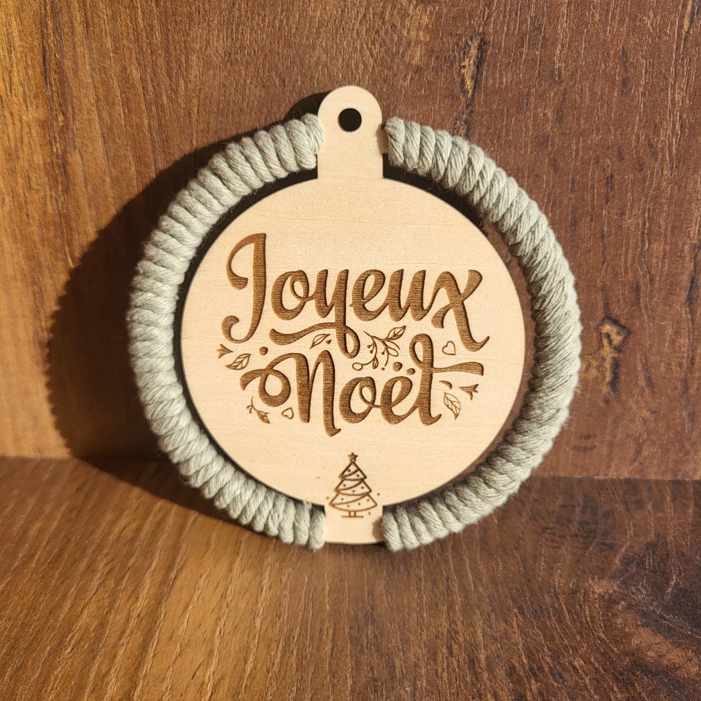 Boule de Noël en bois et macramé